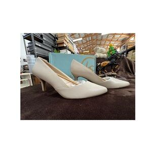 Life Stride Elegant White Pumps size 11